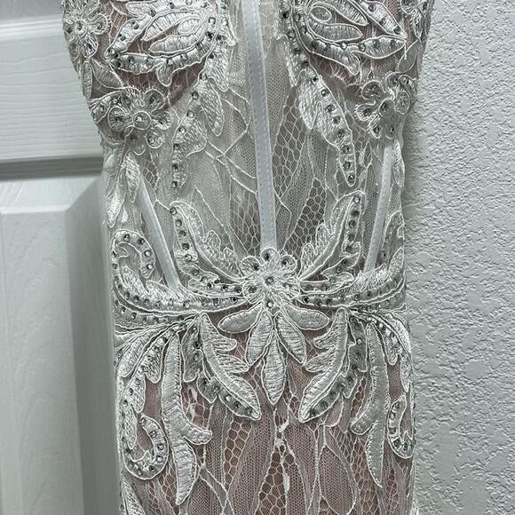 GB V-Neck Lace-Up Back Embroidered Lace Mermaid Gown Size 11 - Picture 11 of 11